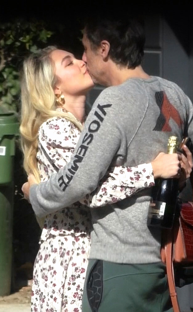 Florence Pugh, Zach Braff, Kissing, PDA Florence Pugh, Zach Braff, Kissing, PDA
